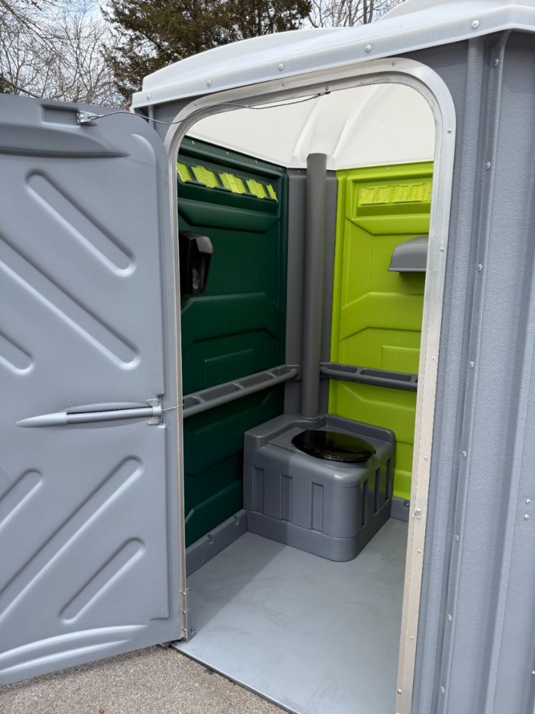cassies cans portable restooms-018
