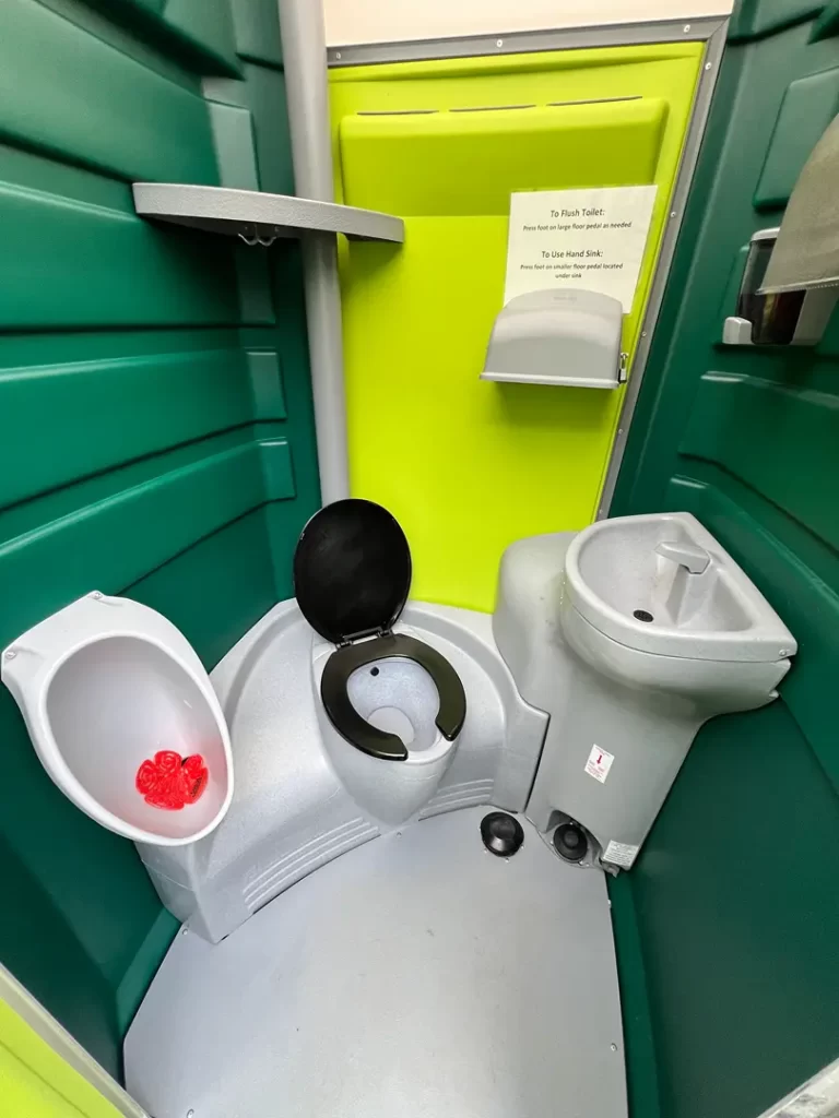 delu1e flushing portable restroom x